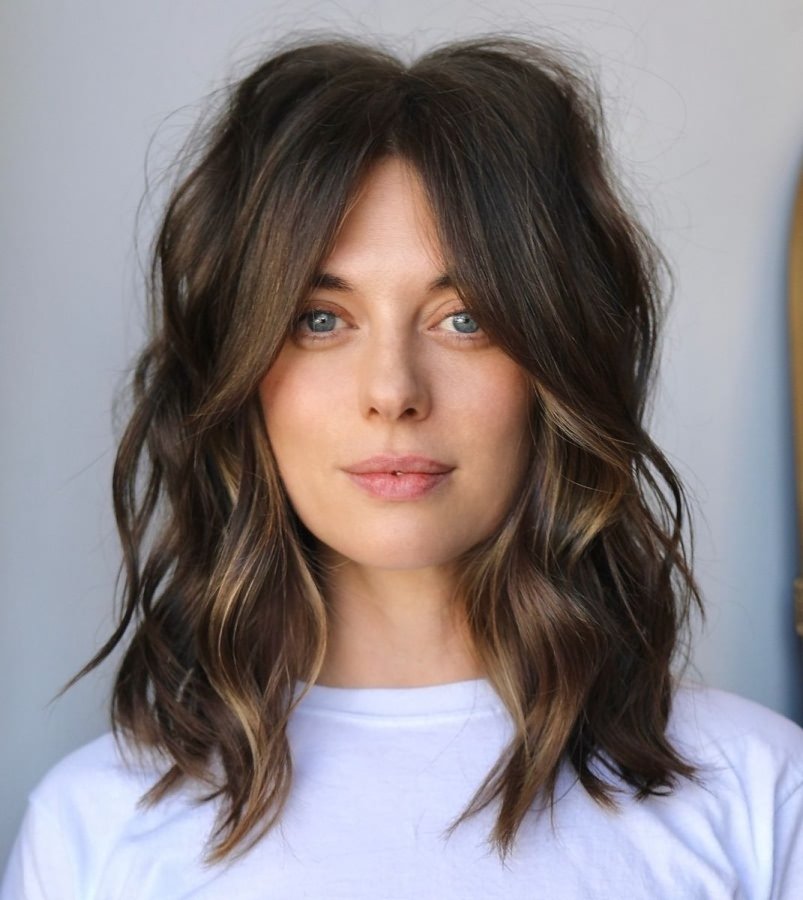 Natural Texture Spring Hairstyles For Thick Hair With A Layered Shape With A Relaxed Lived-In Wave, Blunt Ends With Soft Layers And Soft Golden Pieces