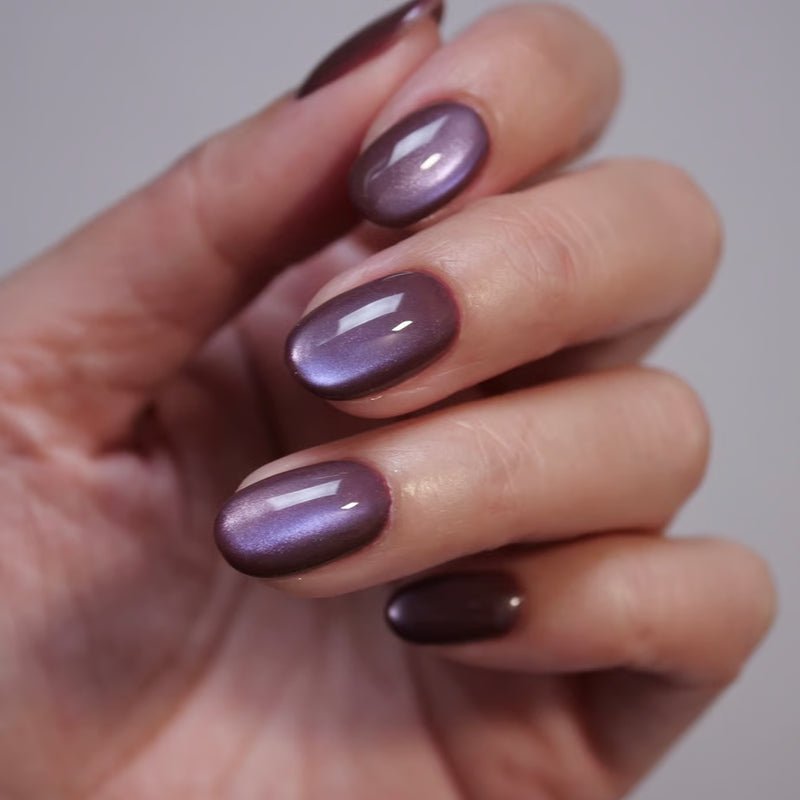 Plum Cat Eye Nails for January Evenings with a Soft Lavender Plum Tone