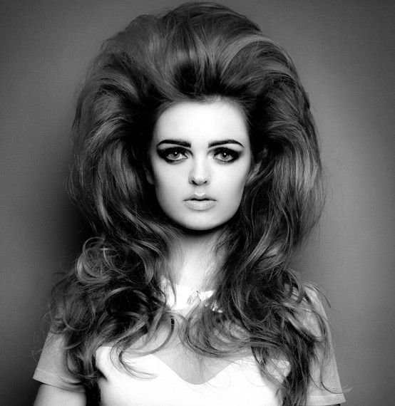 Tousled Retro Curls with a Lived-In Texture