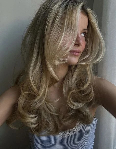 50 Retro Blowout Hairstyles for Fine Hair with Root Lift and Shine That Feel Full, Glossy and Easy to Wear 41 Retro Fine Hair Blowout with a Neat, Polished Shape