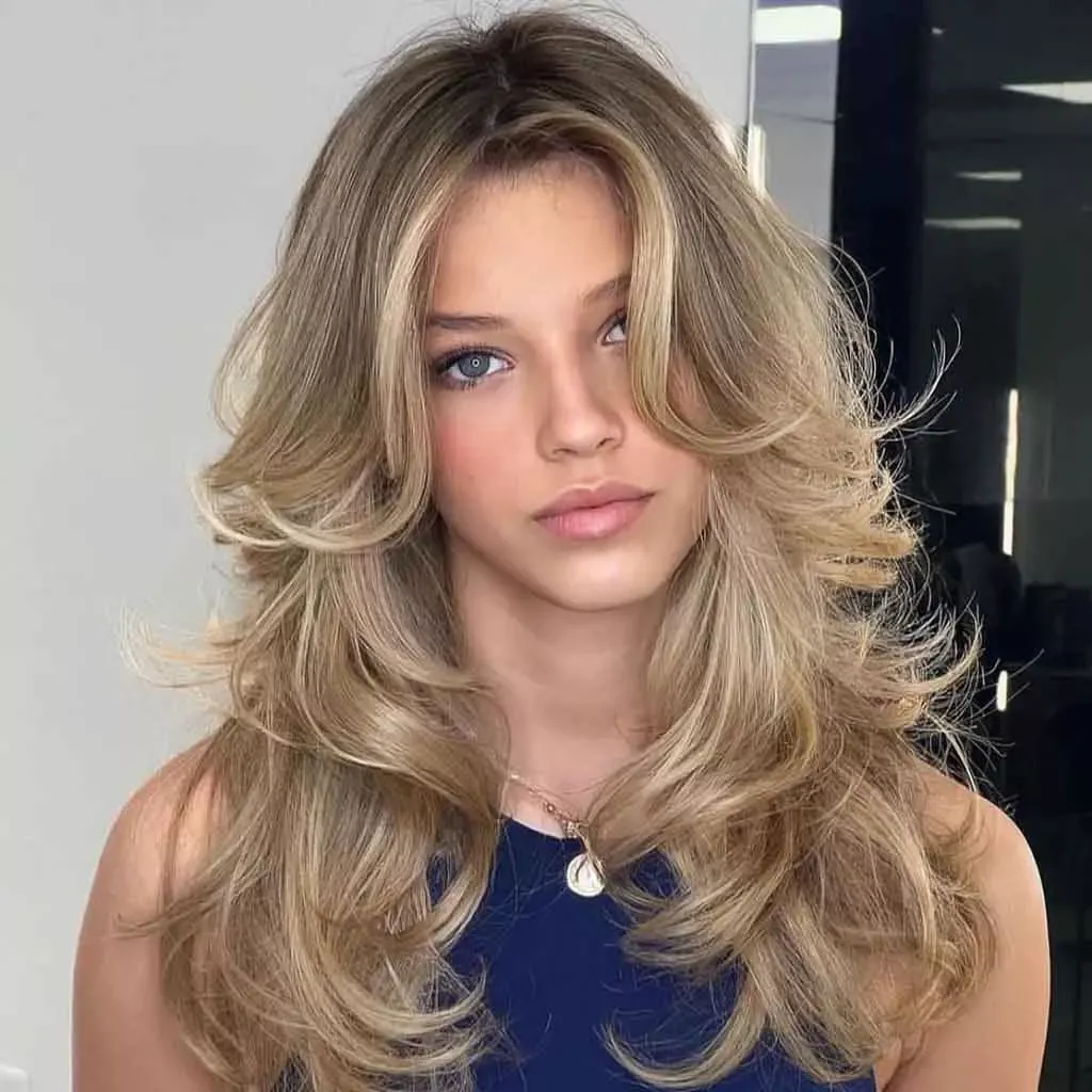 33 Retro Blowout Hairstyles for Long Hair with Flipped-Out Layers That Feel Bouncy, Flowing and Easy to Wear 14 Long Blowout with Feathered, Flipped-Out Ends