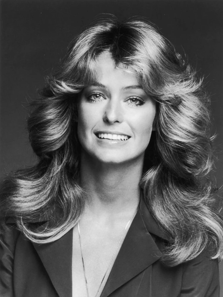33 Retro Blowout Hairstyles for Long Hair with Flipped-Out Layers That Feel Bouncy, Flowing and Easy to Wear 18 Elegant Long Blowout with Neat Flipped Ends