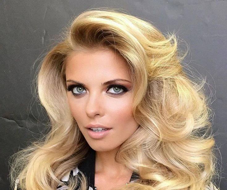 33 Retro Blowout Hairstyles for Long Hair with Flipped-Out Layers That Feel Bouncy, Flowing and Easy to Wear 19 Long Blowout with Flipped-Out Layers and Shine