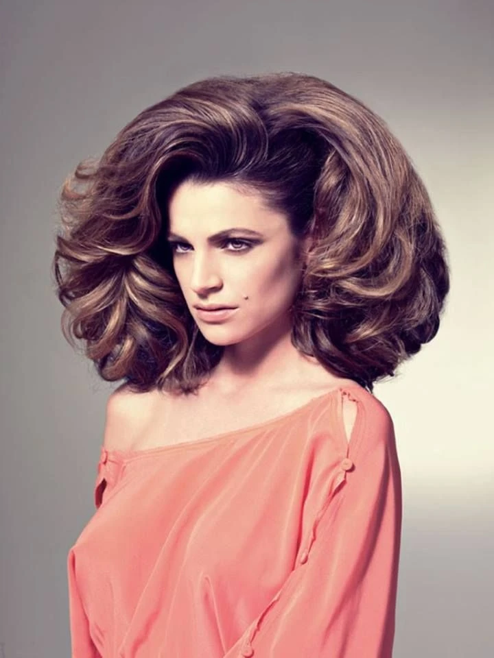 40 Retro Blowout Hairstyles for Medium Hair with an Off-Centre Part That Feel Bouncy, Polished and Easy to Wear 9 Medium Blowout with Soft Waves and a Side Part