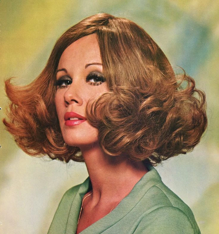 40 Retro Blowout Hairstyles for Medium Hair with an Off-Centre Part That Feel Bouncy, Polished and Easy to Wear 12 Off-Centre Medium Curls with a Brushed-Out Finish