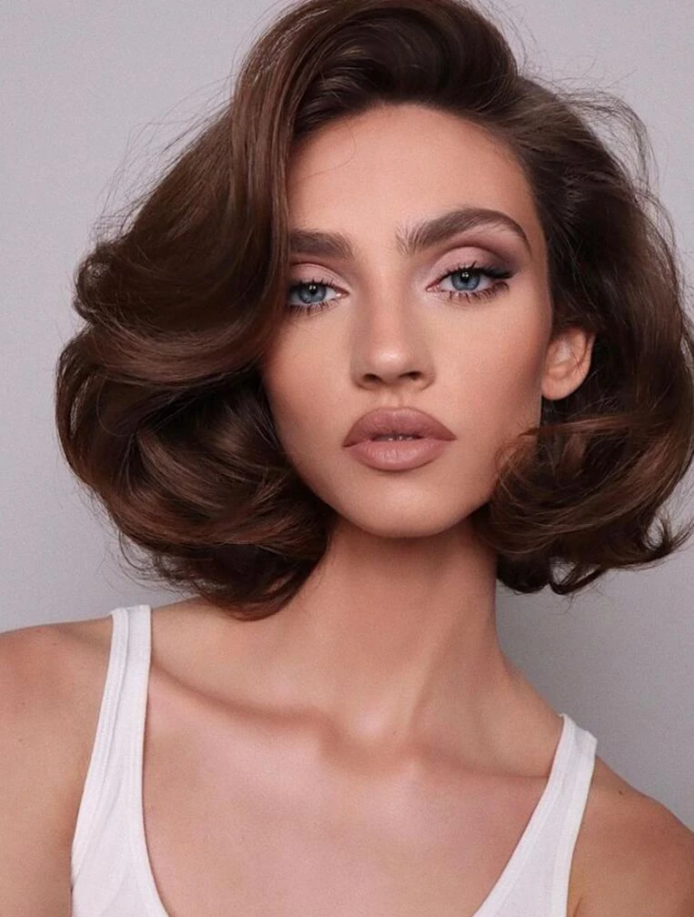 40 Retro Blowout Hairstyles for Medium Hair with an Off-Centre Part That Feel Bouncy, Polished and Easy to Wear 16 Elegant Medium Blowout with a Deep Off-Centre Part