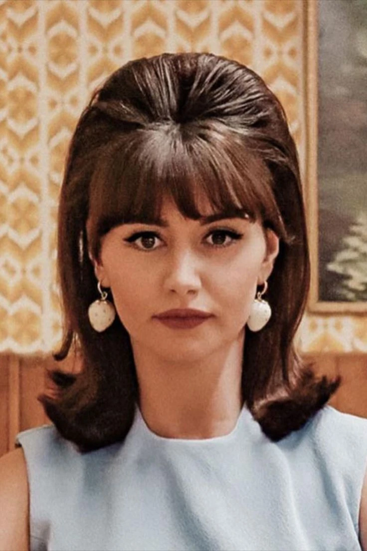40 Retro Blowout Hairstyles for Medium Hair with an Off-Centre Part That Feel Bouncy, Polished and Easy to Wear 22 Off-Centre Medium Blowout with a Natural Finish
