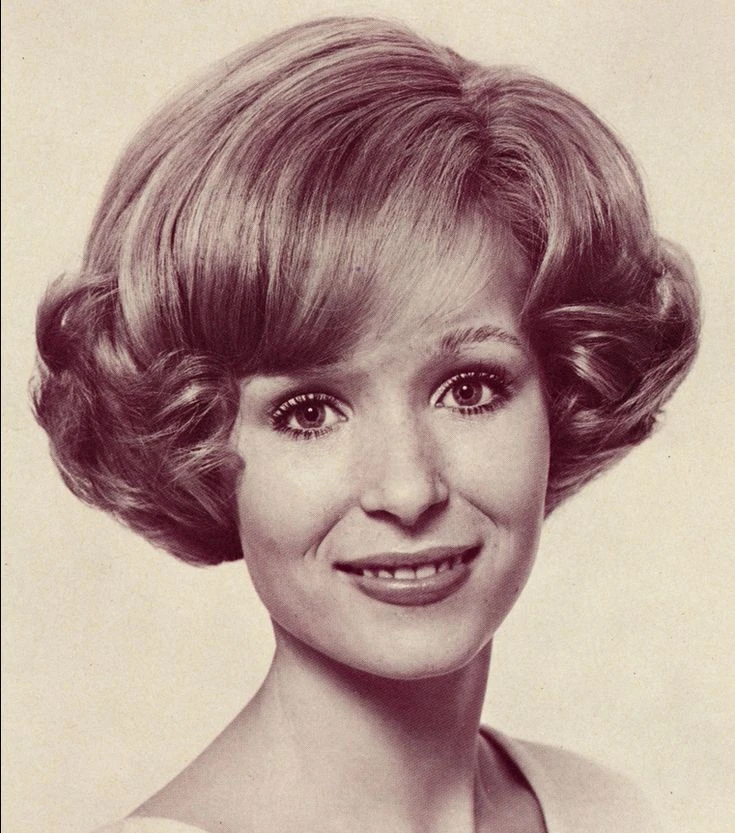40 Retro Blowout Hairstyles for Medium Hair with an Off-Centre Part That Feel Bouncy, Polished and Easy to Wear 23 Medium Blowout Waves with a Glossy Evening Shine