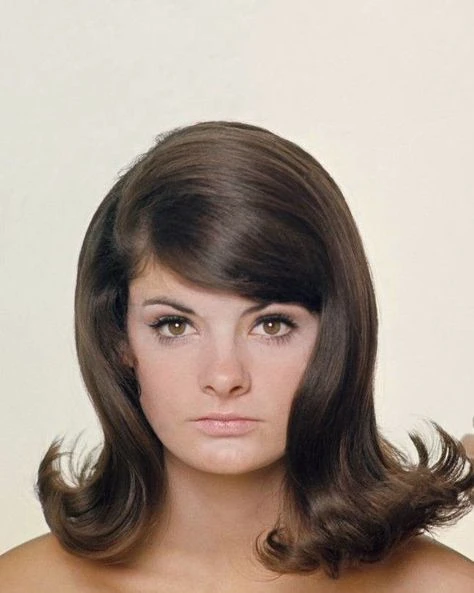 40 Retro Blowout Hairstyles for Medium Hair with an Off-Centre Part That Feel Bouncy, Polished and Easy to Wear 25 Medium Blowout with a Sculpted Side Sweep