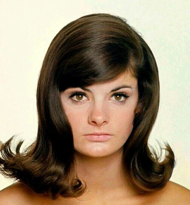 40 Retro Blowout Hairstyles for Medium Hair with an Off-Centre Part That Feel Bouncy, Polished and Easy to Wear 26 Softly Layered Medium Blowout with an Off-Centre Part
