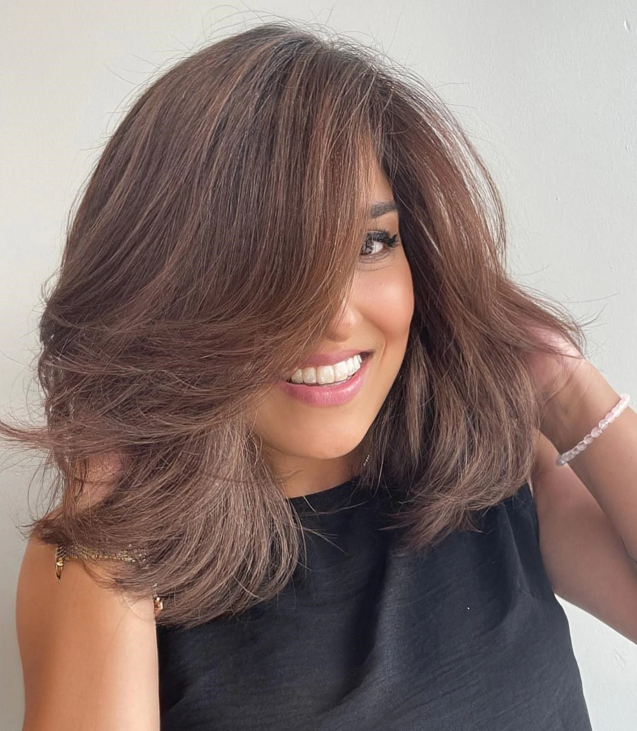 40 Retro Blowout Hairstyles for Medium Hair with an Off-Centre Part That Feel Bouncy, Polished and Easy to Wear 36 Medium Blowout with Layered Movement and a Side Part