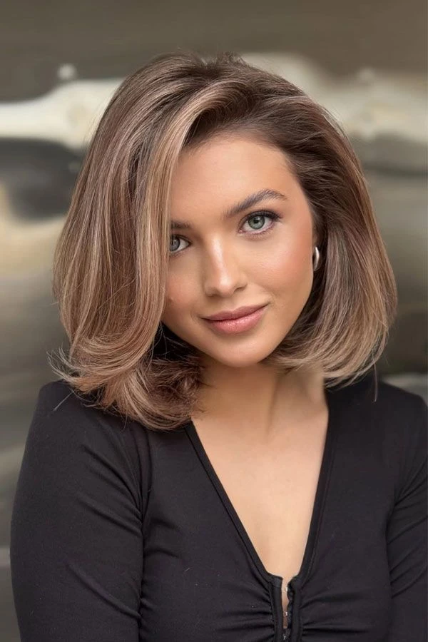 40 Retro Blowout Hairstyles for Medium Hair with an Off-Centre Part That Feel Bouncy, Polished and Easy to Wear 41 Classic Off-Centre Medium Blowout with a Smooth Finish