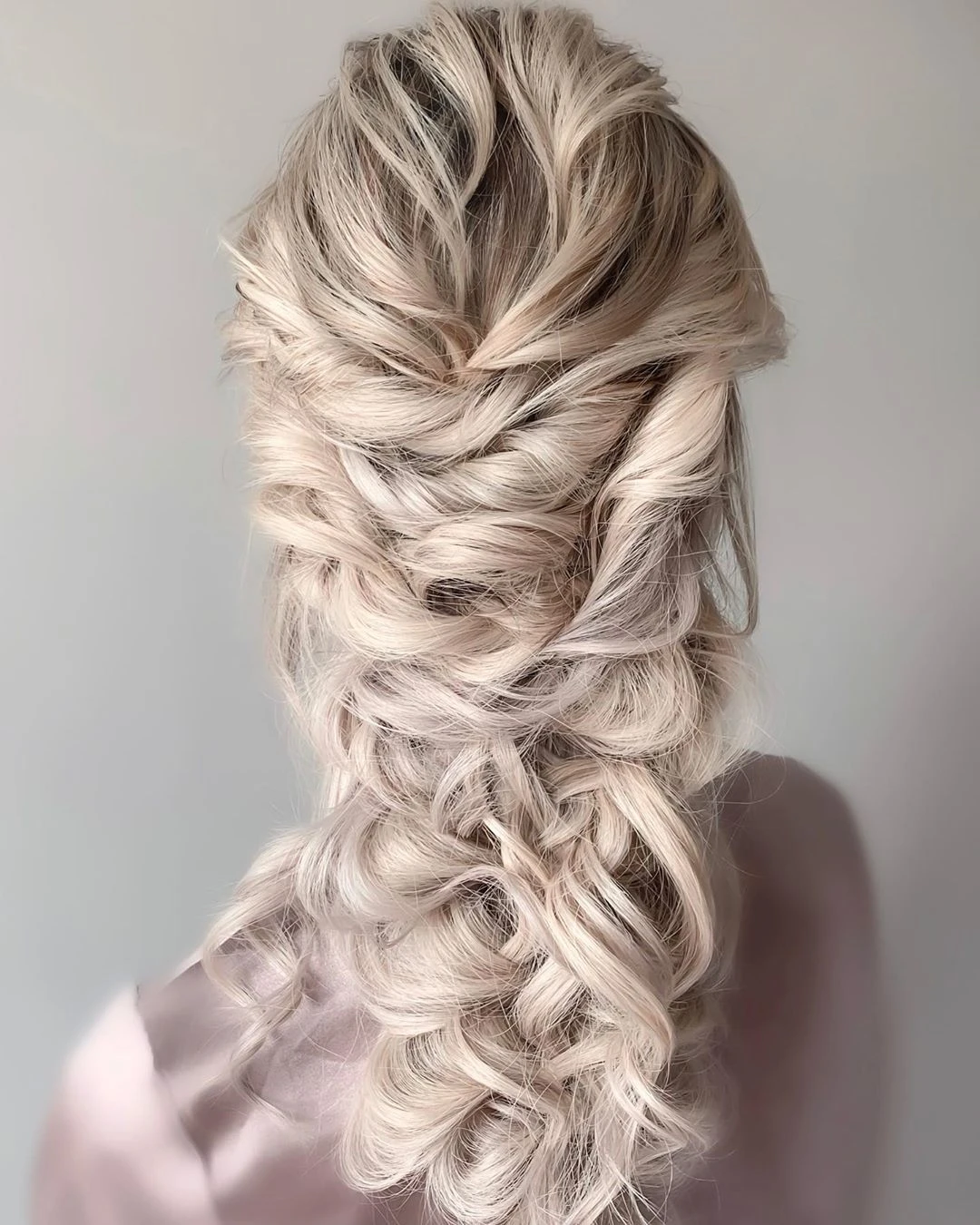 33 Romantic Valentine Waves Hairstyles For Long Hair With Layered Movement That Are Soft, Romantic and Glossy 2 Long Layered Romantic Waves With Layered Movement