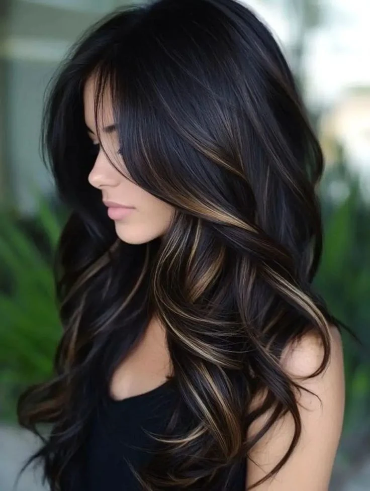 33 Romantic Valentine Waves Hairstyles For Long Hair With Layered Movement That Are Soft, Romantic and Glossy 3 Long Layered Romantic Waves With A Glossy Finish