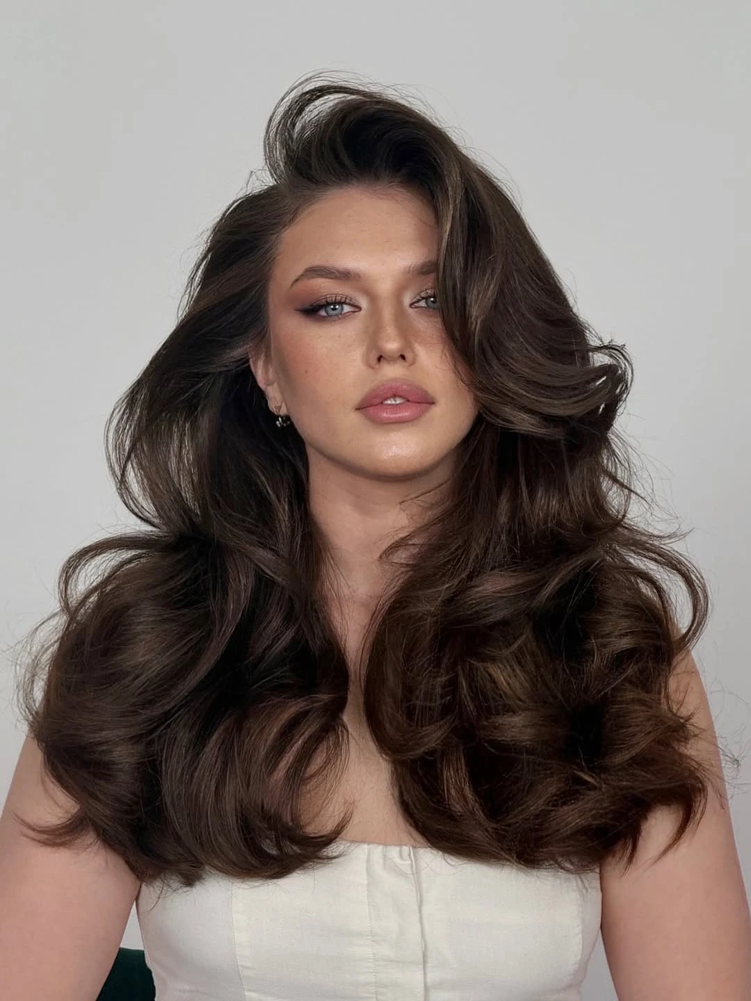 33 Romantic Valentine Waves Hairstyles For Long Hair With Layered Movement That Are Soft, Romantic and Glossy 4 Long Layered Romantic Waves With Gentle Volume