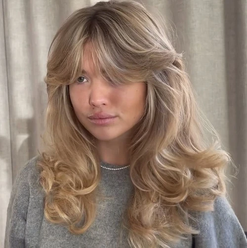33 Romantic Valentine Waves Hairstyles For Long Hair With Layered Movement That Are Soft, Romantic and Glossy 7 Long Layered Romantic Waves With A Side Sweep