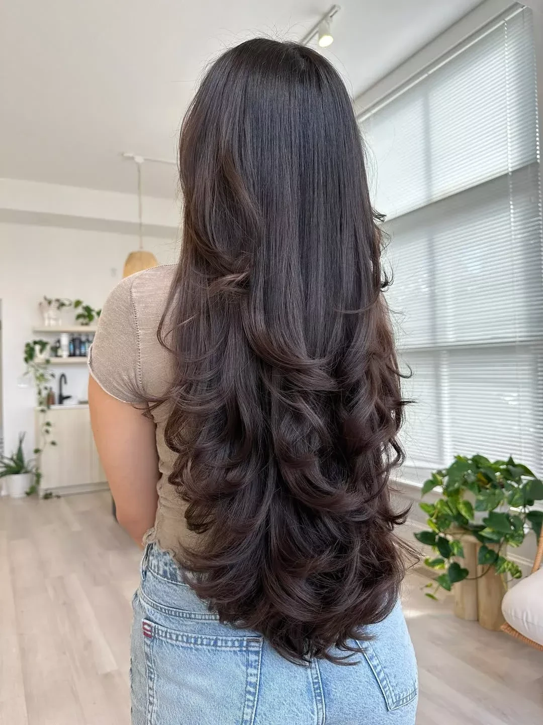 33 Romantic Valentine Waves Hairstyles For Long Hair With Layered Movement That Are Soft, Romantic and Glossy 11 Flowing Valentine Lengths With Flowing Ends