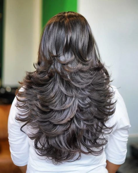33 Romantic Valentine Waves Hairstyles For Long Hair With Layered Movement That Are Soft, Romantic and Glossy 14 Long Candlelit Bends With Layered Movement