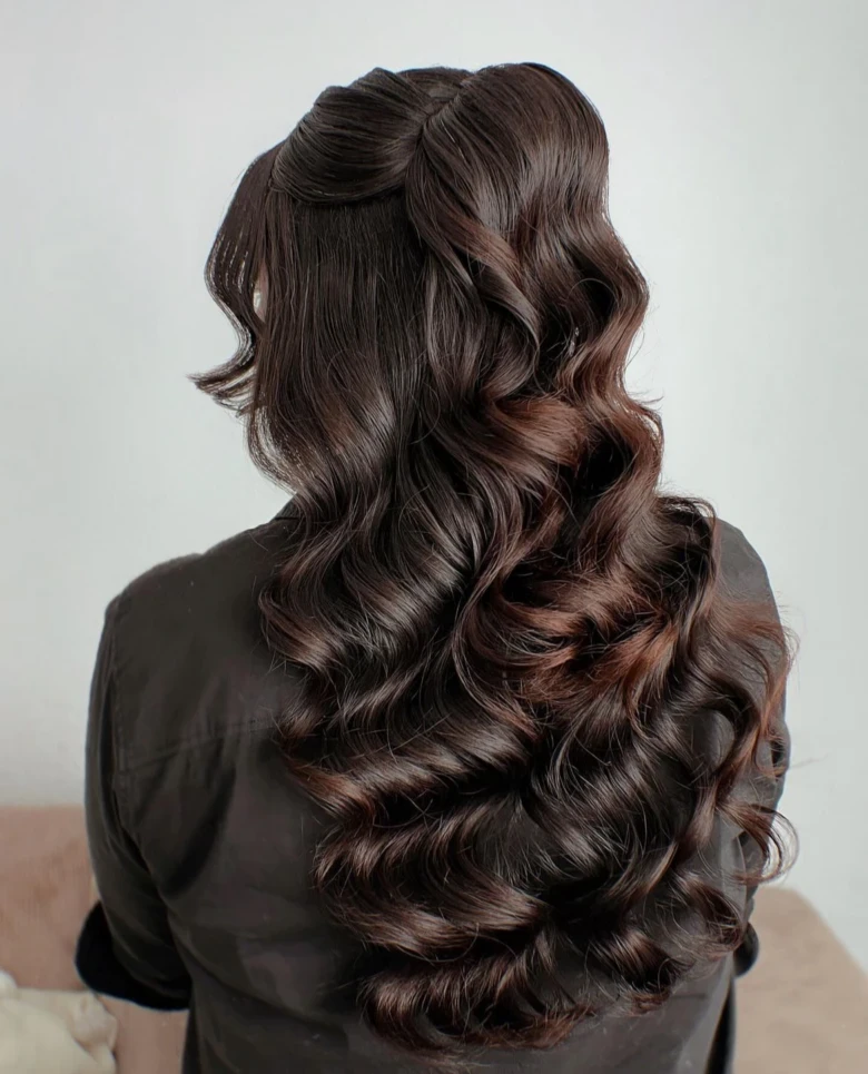 33 Romantic Valentine Waves Hairstyles For Long Hair With Layered Movement That Are Soft, Romantic and Glossy 18 Long Candlelit Bends With A Centre Part