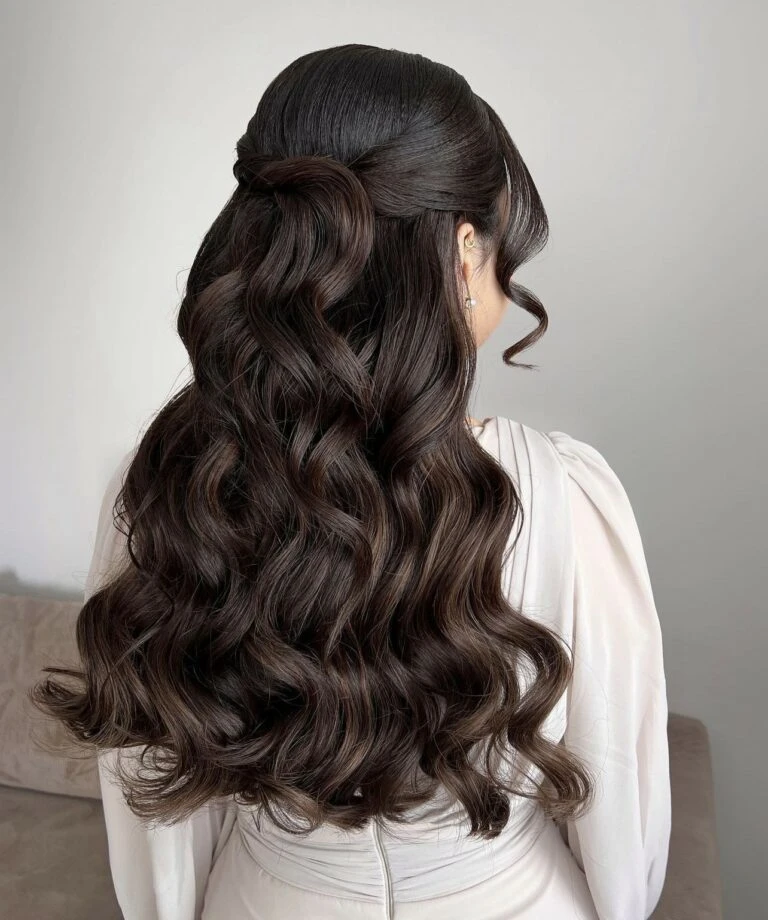 33 Romantic Valentine Waves Hairstyles For Long Hair With Layered Movement That Are Soft, Romantic and Glossy 19 Long Candlelit Bends With A Side Sweep