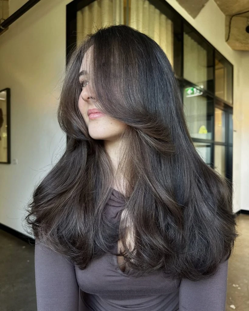 33 Romantic Valentine Waves Hairstyles For Long Hair With Layered Movement That Are Soft, Romantic and Glossy 20 Romantic Long Layers With Layered Movement