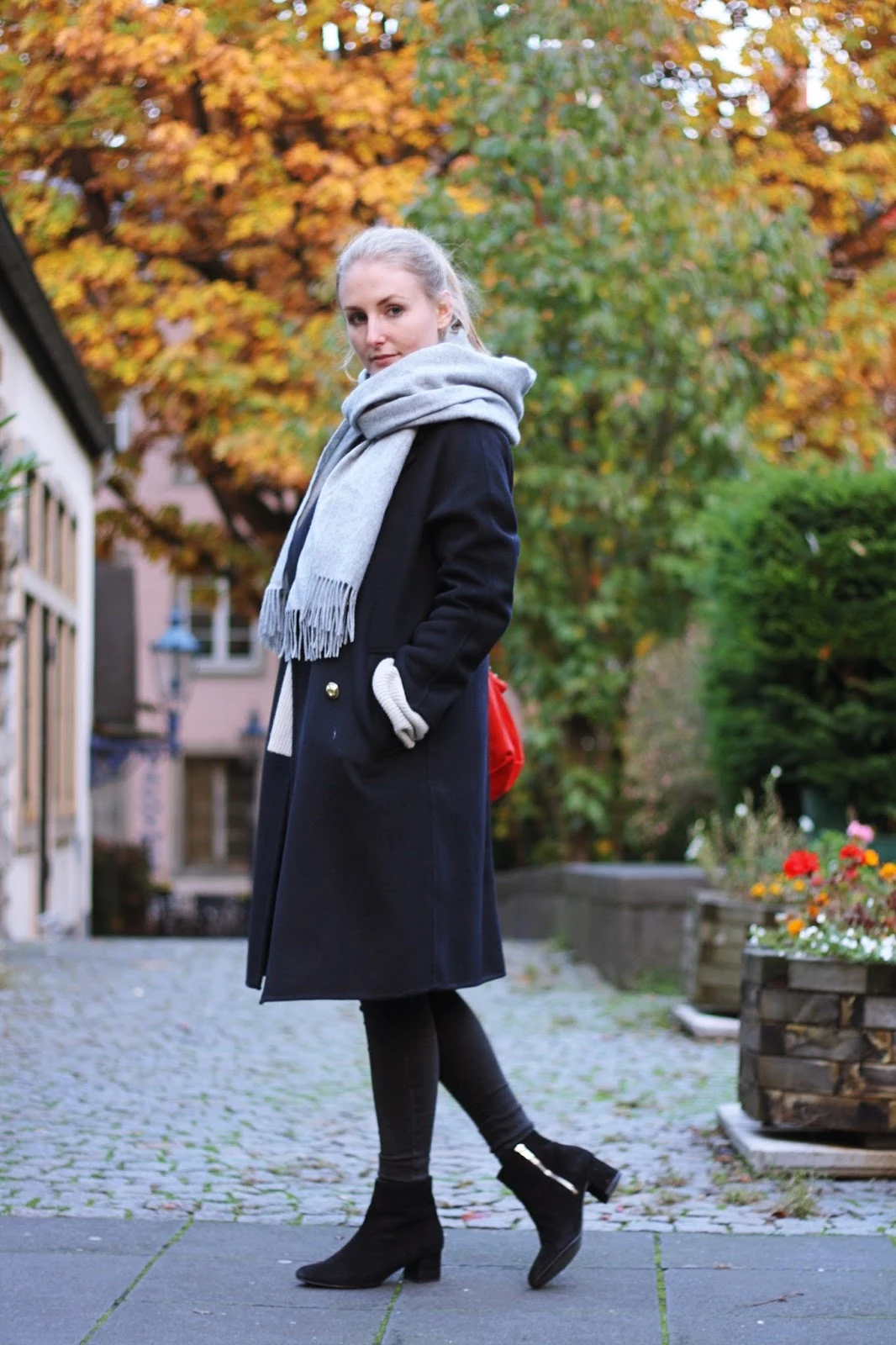 30 Scarf and Coat Layering Outfits for Snowy Walks That Are Chic, Warm and Elegant 11 Navy Coat with a Grey Scarf with Black Leggings and Black Ankle Boots