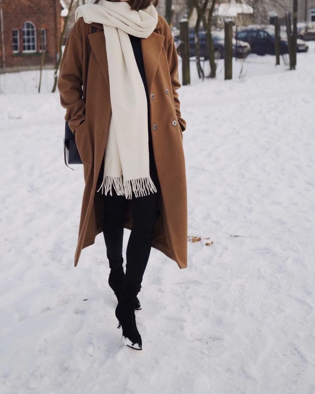 30 Scarf and Coat Layering Outfits for Snowy Walks That Are Chic, Warm and Elegant 16 Camel Coat with a Cream Chunky Knit Scarf with Black Skinny Jeans and Black Ankle Boots