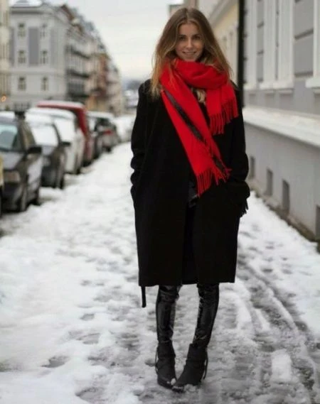 30 Scarf and Coat Layering Outfits for Snowy Walks That Are Chic, Warm and Elegant 27 Black Coat with a Red Knit Scarf with Dark Jeans and Black Knee-high Boots