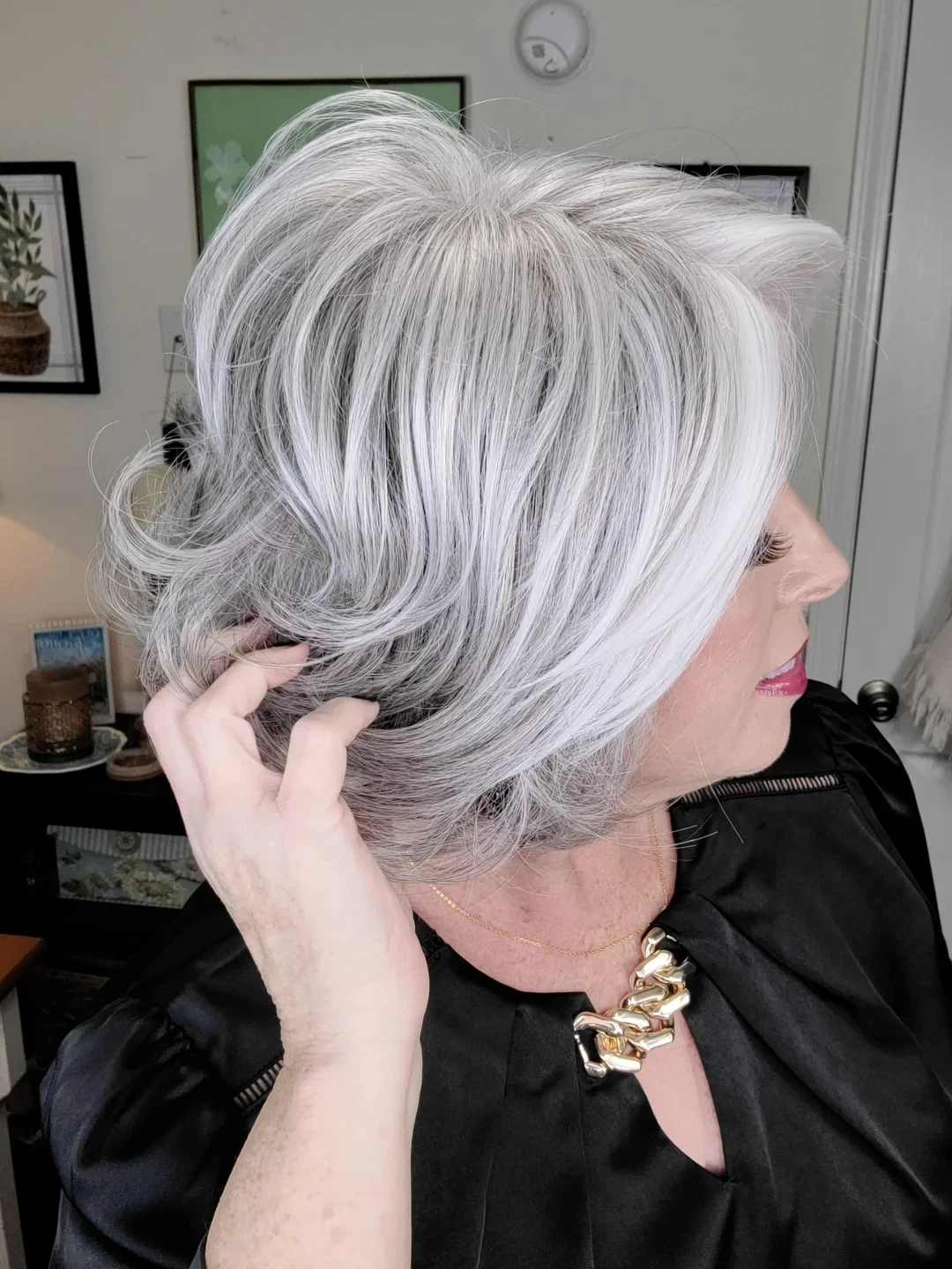 38 Sleek Winter Blowout Hairstyles for Women Over 50 With a Side Part That Are Chic, Polished and Easy to Wear 33 Sleek Side Part for After-Work Evenings