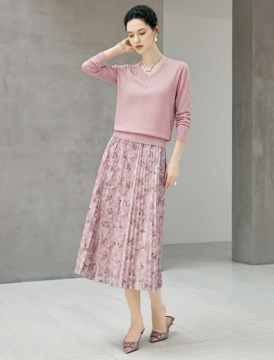 Rose soft pink fine knit outfit with a pleated skirt, low-heeled pumps and a cashmere wrap
