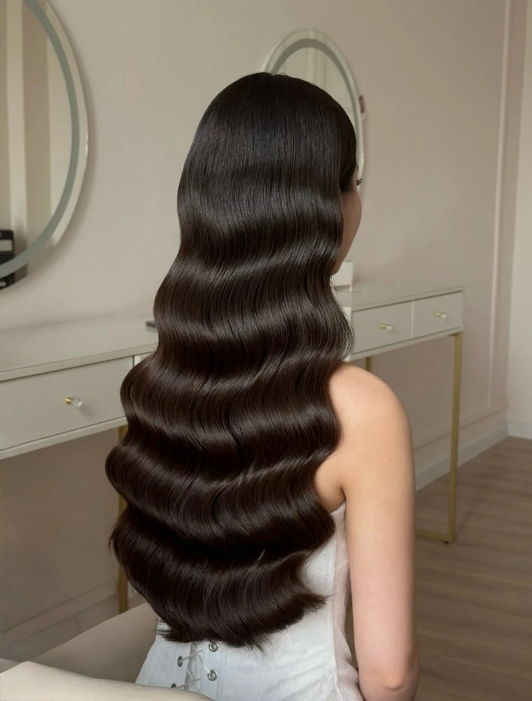 25 Soft Romantic Wave Hairstyles For Valentine Dinner With Loose Curls That Are Soft, Romantic and Glossy 17 Dreamy Dinner Waves With A Glossy Finish