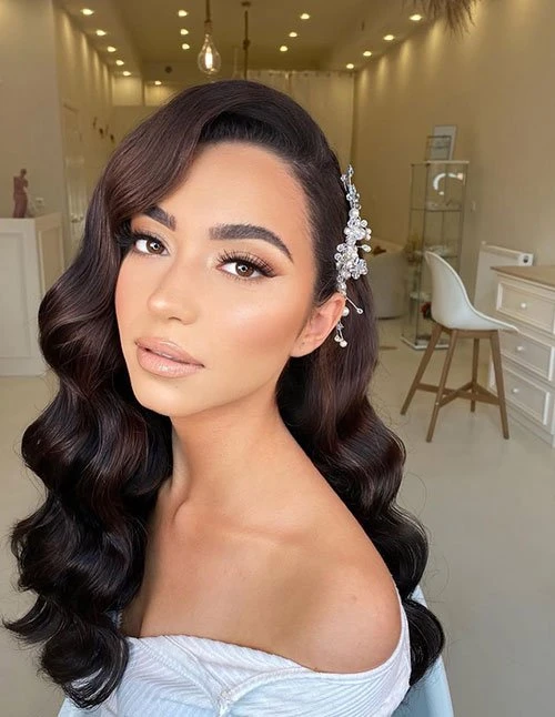 25 Soft Romantic Wave Hairstyles For Valentine Dinner With Loose Curls That Are Soft, Romantic and Glossy 21 Dreamy Dinner Waves With A Romantic Sweep
