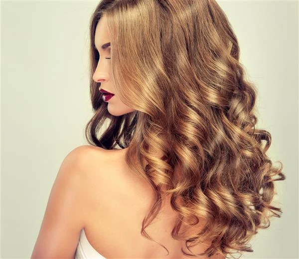 25 Soft Romantic Wave Hairstyles For Valentine Dinner With Loose Curls That Are Soft, Romantic and Glossy 22 Gentle Evening Curls With A Glossy Finish