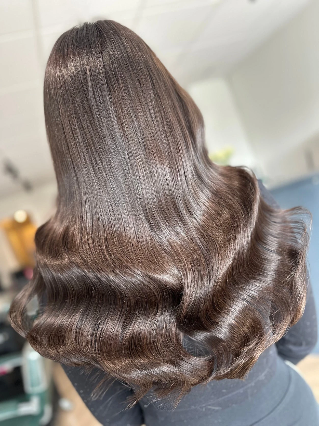 Glossy Date-Night Waves With A Mirror Gloss