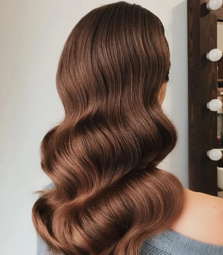 Glossy Date-Night Waves With Candlelit Shine