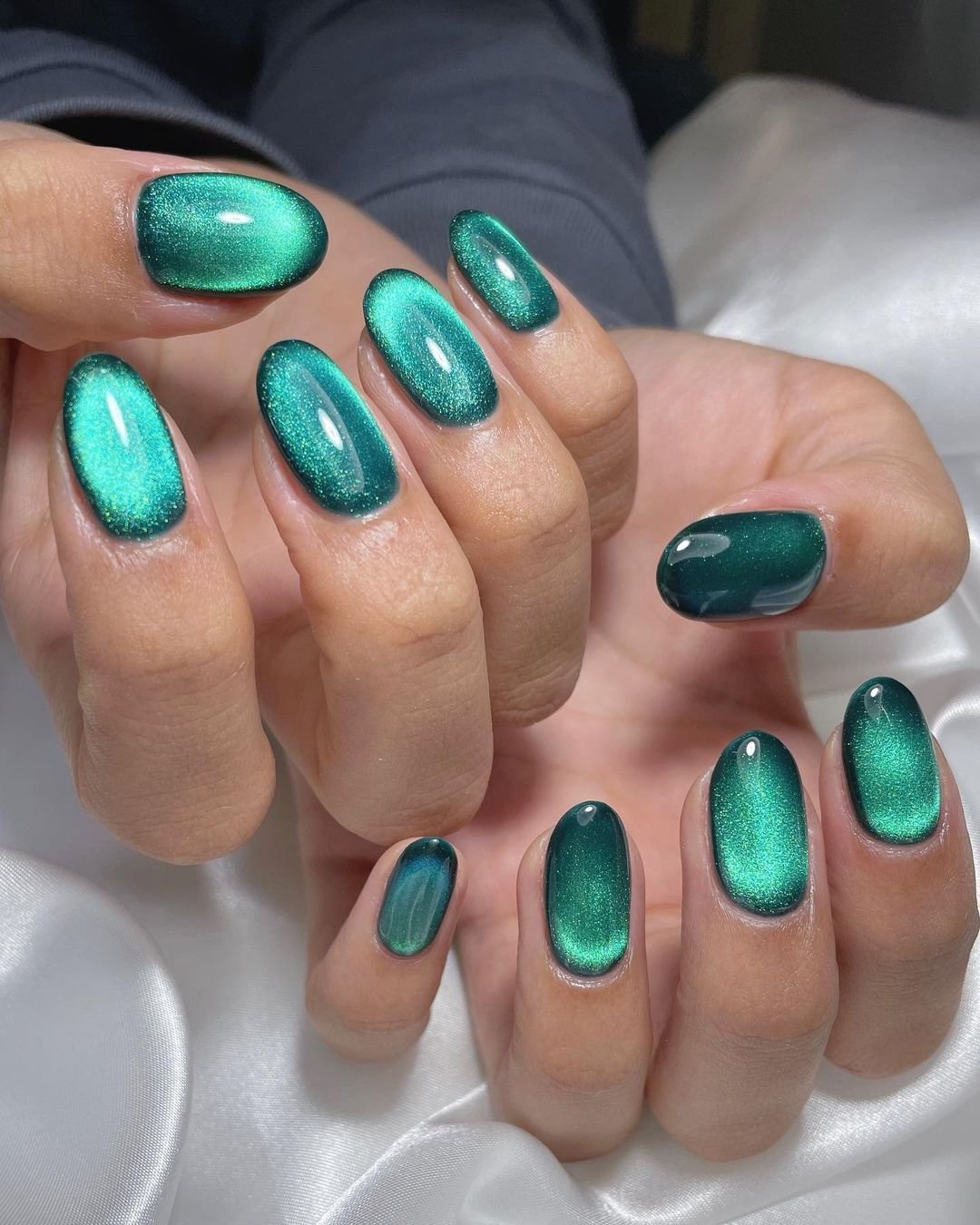 Emerald Teal Cat Eye Oval Nails for Winter Date Nights
