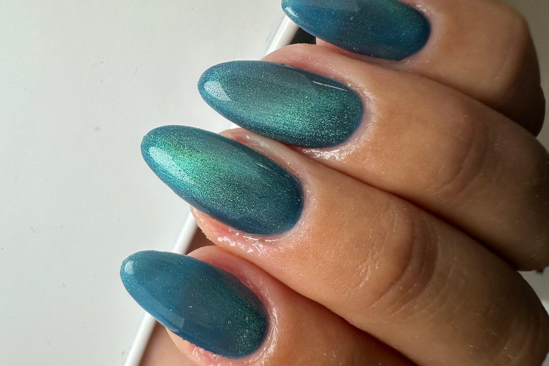 Teal Green Cat Eye Almond Nails for Winter Date Nights