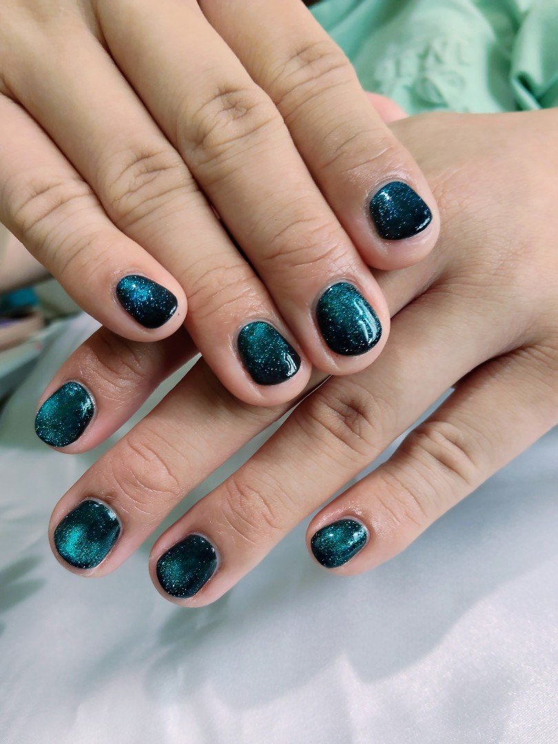 Dark Teal Glitter Cat Eye Short Round Nails for Winter Date Nights