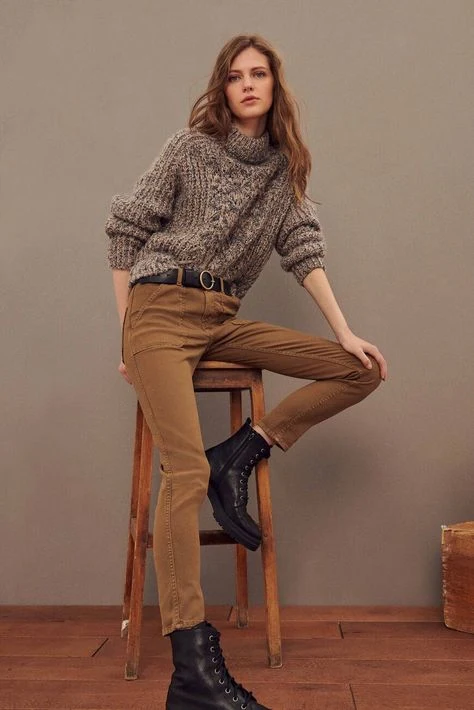 50 Thermal Layering Outfits for Cold January Days That Are Chic, Warm and Elegant 20 Black Thermal Top under a Camel Chunky Knit Sweater with Brown Trousers and Black Ankle Boots