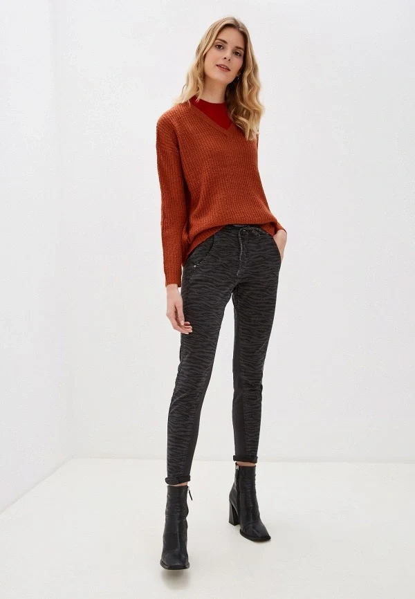 50 Thermal Layering Outfits for Cold January Days That Are Chic, Warm and Elegant 45 Grey Thermal Top under a Rust Knit Sweater with Dark Jeans and Black Ankle Boots