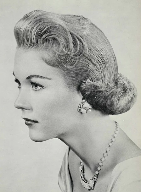 28 Winter Chignon Hairstyles for Women Over 70 with a Side Swept Fringe 26 28 Winter Chignon Hairstyles for Women Over 70 with a Side Swept Fringe - Idea 25