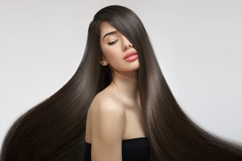 20 Winter Glass Hair Hairstyles For Women In Their 30s With A Deep Conditioning Routine That Are Sleek, Shiny and Polished 4 Deep-Conditioned Glass Hair With A Gloss Treatment