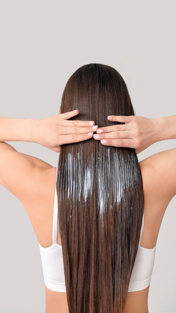 20 Winter Glass Hair Hairstyles For Women In Their 30s With A Deep Conditioning Routine That Are Sleek, Shiny and Polished 11 Mask-Treated Sleek Hair With A Sealing Serum