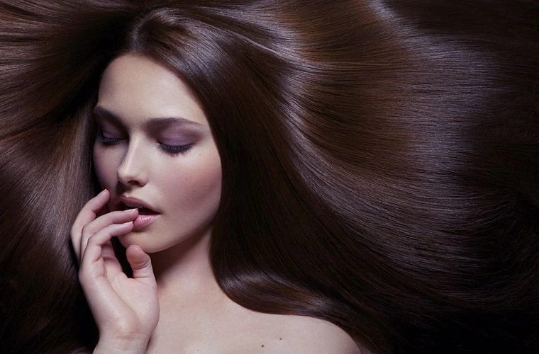 20 Winter Glass Hair Hairstyles For Women In Their 30s With A Deep Conditioning Routine That Are Sleek, Shiny and Polished 18 Hydrated Glass Lengths With A Hot-Oil Ritual