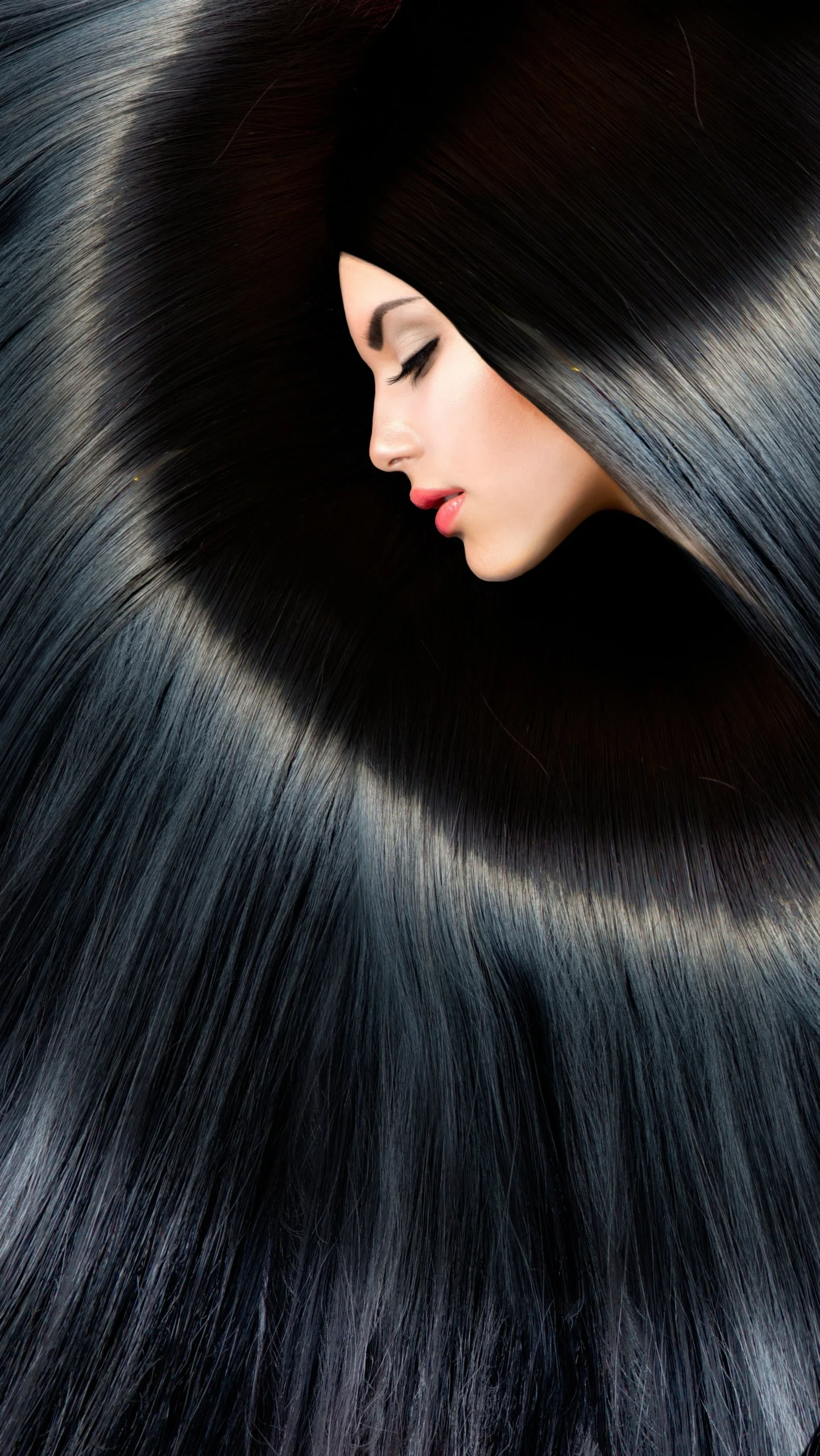 33 Winter Glass Hair Hairstyles For Women In Their 30s With A Mirror Shine That Are Sleek, Shiny and Polished 3 Mirror-Shine Glass Hair With A Serum Seal