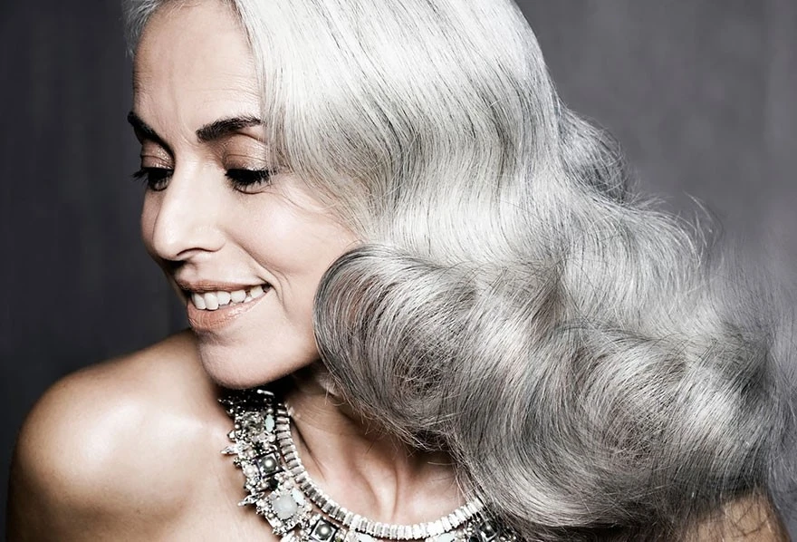 28 Winter Waves Hairstyles For Women Over 60 With Silver Hair And Shine That Are Chic, Soft and Flattering 8 Shining Silver Bends With A Mirror Finish