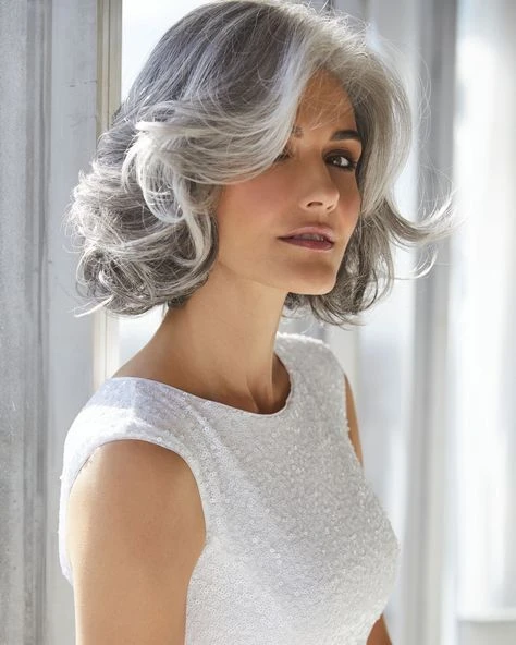 28 Winter Waves Hairstyles For Women Over 60 With Silver Hair And Shine That Are Chic, Soft and Flattering 20 Bright Silver S-Waves With A Mirror Finish