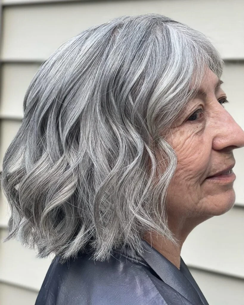 28 Winter Waves Hairstyles For Women Over 60 With Silver Hair And Shine That Are Chic, Soft and Flattering 22 Bright Silver S-Waves With Gentle Movement