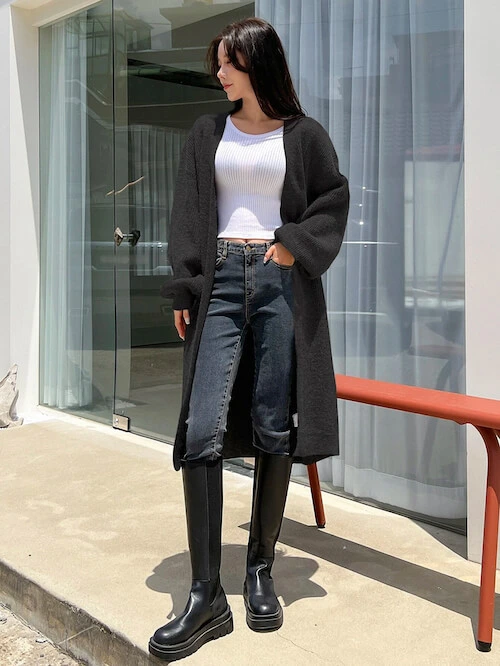 33 Women in their 30s winter layering outfits with a long cardigan and ankle boots That Are Chic, Warm and Elegant 13 Long charcoal cardigan, white top with dark jeans and knee-high boots