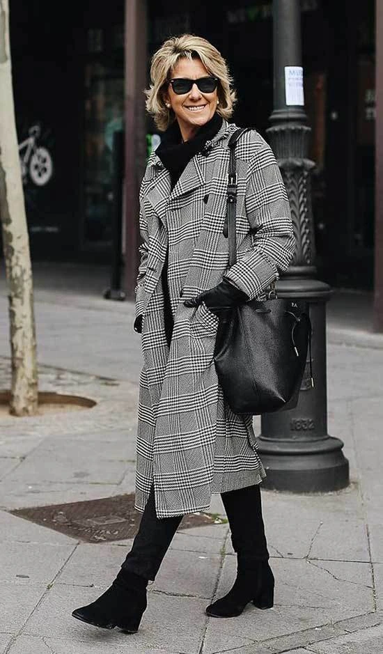 22 Checked Wool Coat Outfits for Women Over 40 for Winter Travel That Are Smart, Warm and Effortless 2 Checked Wool Coat with Black Skinny Jeans and Black Ankle Boots for a Winter City Break